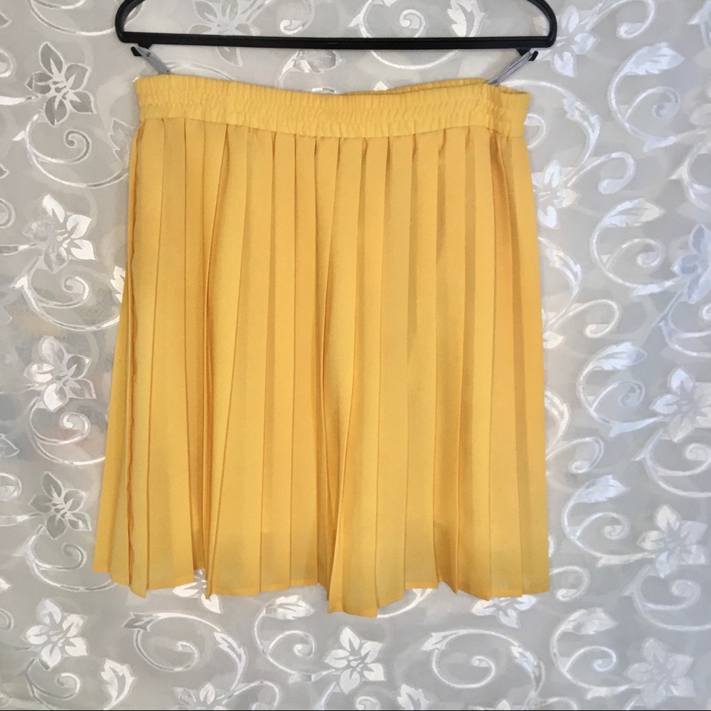 Yellow pleated polyester skirt
